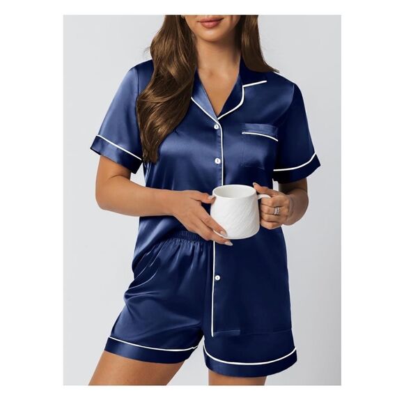 Matching silk satin pajama set - Picture 5 of 6